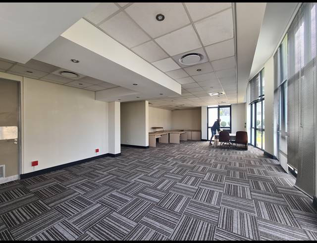 1,691M² OFFICE FOR SALE IN BRYANSTON